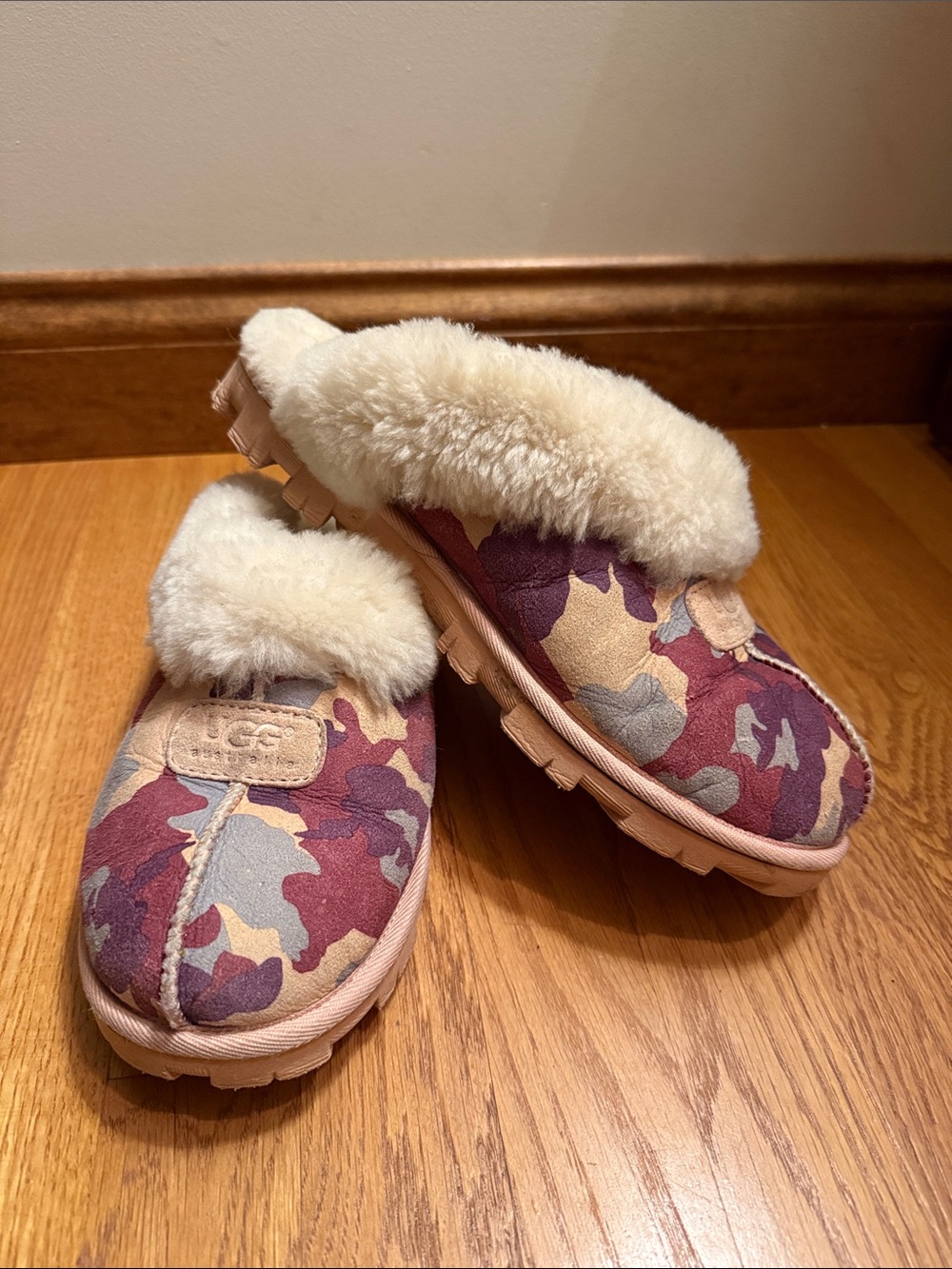 UGG Slippers Camouflage Pink Camo Upper Leather Cozy Genuine Sheepskin Size 9